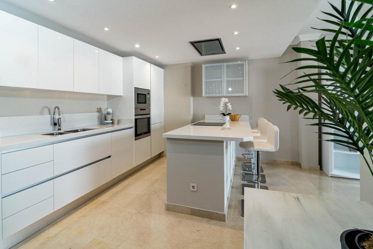 Captivating Coastal Townhouse In Aloha Pueblo With Amazing Mountain Views Сasa de vacaciones Marbella