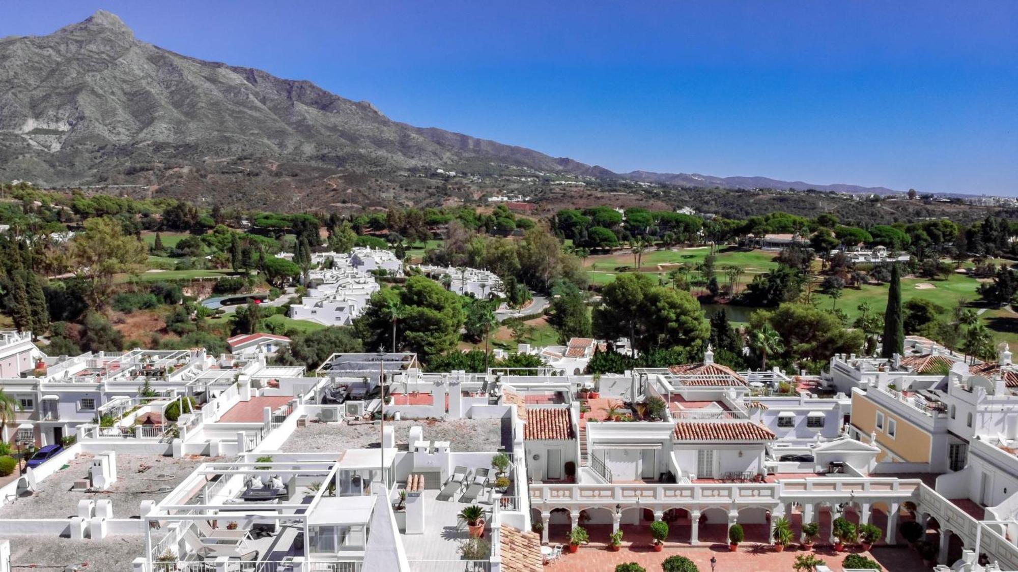 Captivating Coastal Townhouse In Aloha Pueblo With Amazing Mountain Views Сasa de vacaciones Marbella